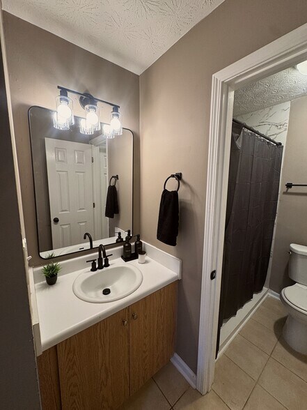 Bathroom 1.5 - 5789 Summerglen Ln