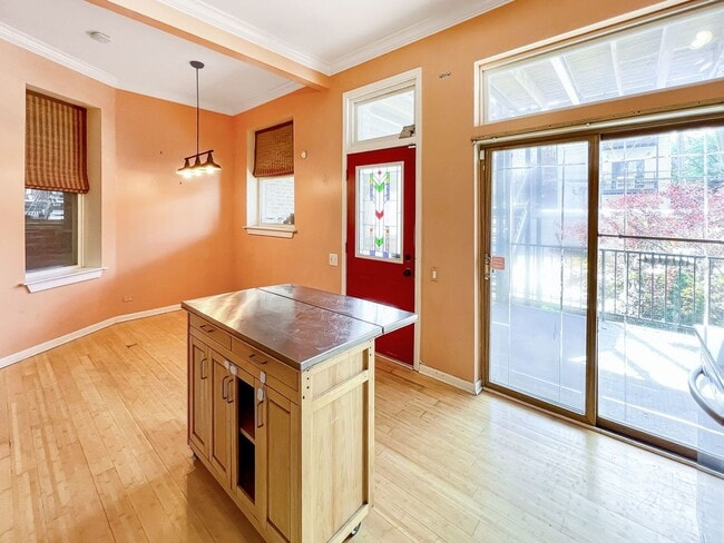 Building Photo - 2649 W Evergreen Ave