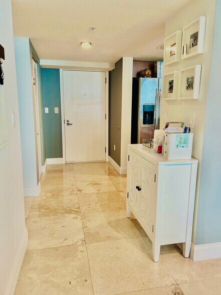 Building Photo - 1800 N Bayshore Dr