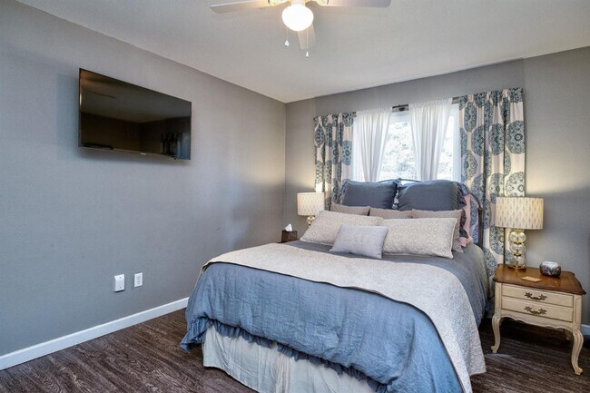 Building Photo - Pre-Leasing - 3 bed 2 bath