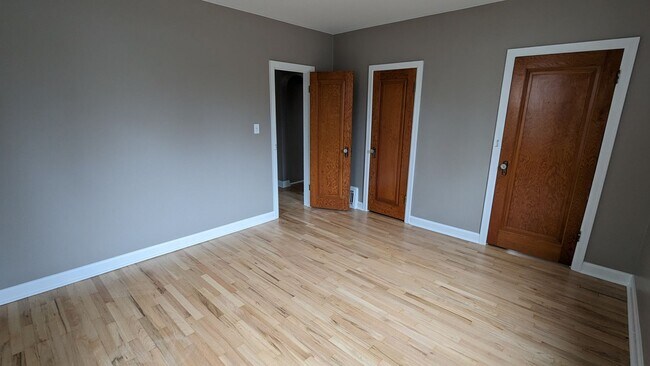 Building Photo - SUPER CUTE 2 or 3 BEDROOM HOME + GARAGE IN QUIET EDGEWATER NEIGHBORHOOD!