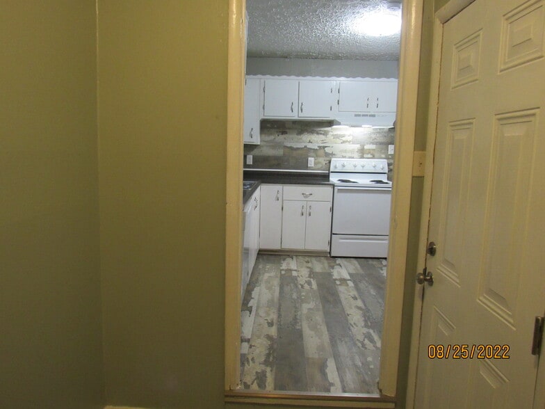 Building Photo - 2215 Macy Ave
