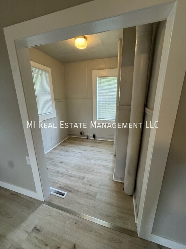 Building Photo - 634 Catawba Ave