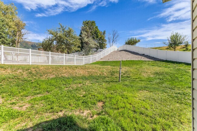 Building Photo - 3084 N 2225 E