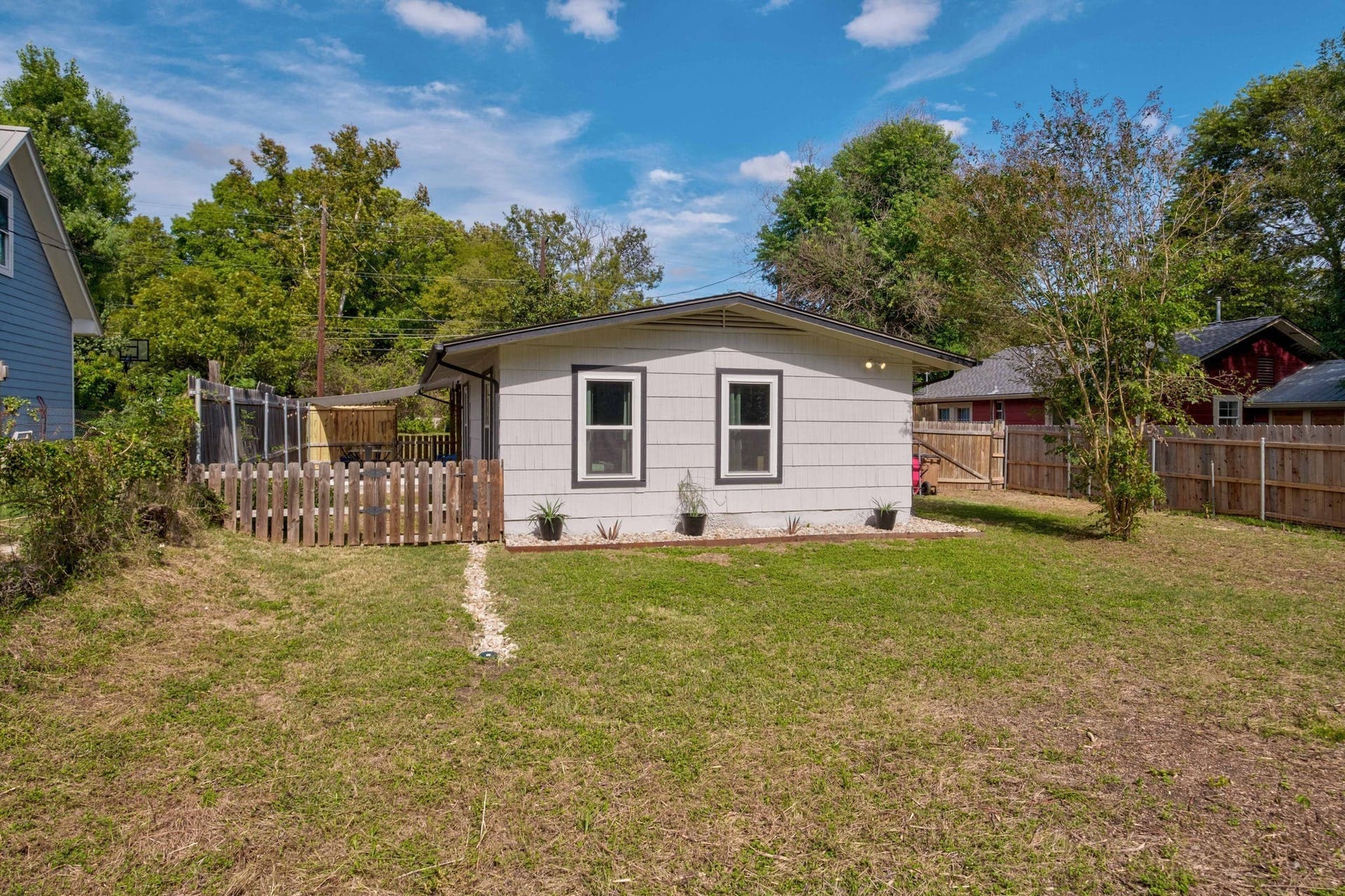 Building Photo - 1911 Miles Ave