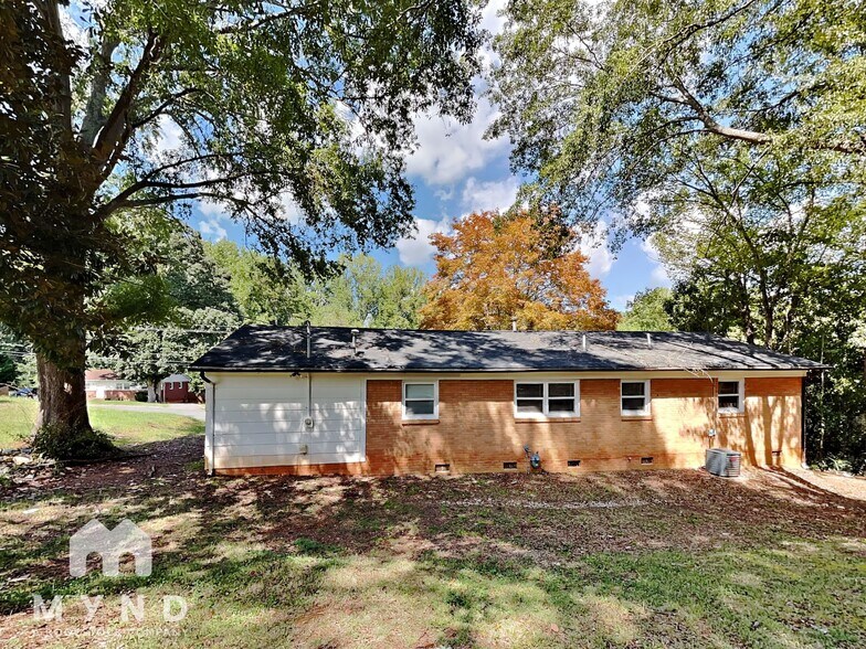 Building Photo - 3211 Spring Valley Dr