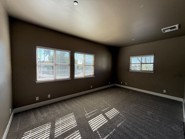 Building Photo - B11110E