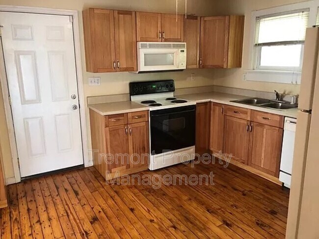 Building Photo - 607 Snow St