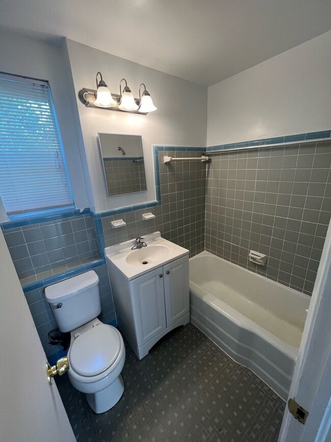 Building Photo - JUST REDUCED!!!!  BEAUTIFULLY UPDATED 3/1 889sq ft home. with upgraded kitchen & bath & covered p...