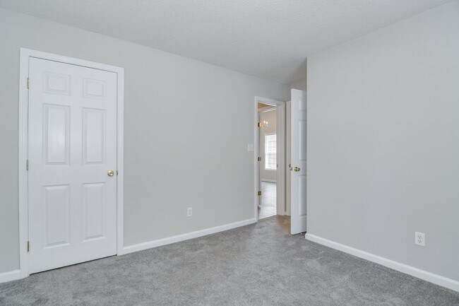 Building Photo - Updated 2 Bed 2 Bath Townhouse