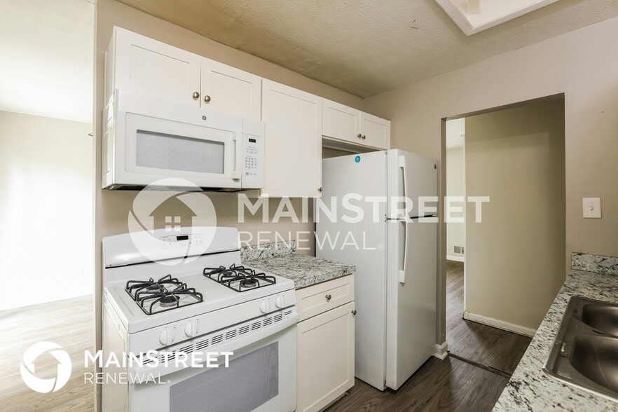 Building Photo - 454 Roxbury Dr