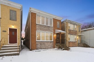 Building Photo - 6017 W Montrose Ave