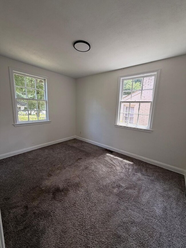 Building Photo - Updated, Clean & Ready for You!