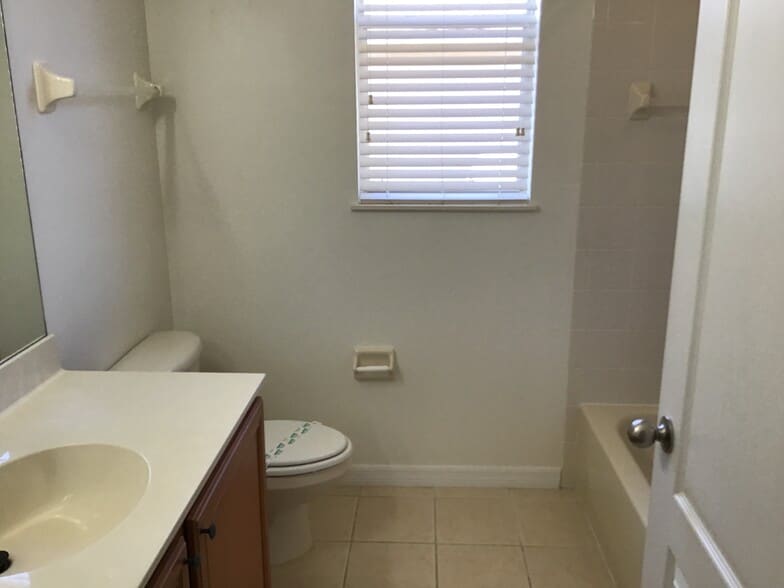 Building Photo - 3961 Long Branch Ln