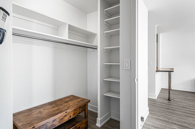 Building Photo - 5757 N Sheridan Rd