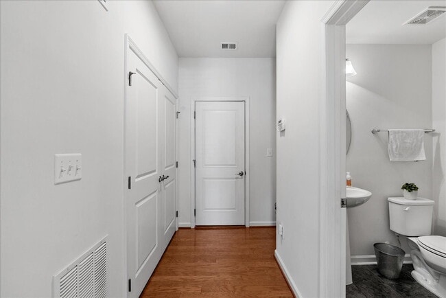 Building Photo - Stunning Luxury Townhome for Rent in Westmoore!