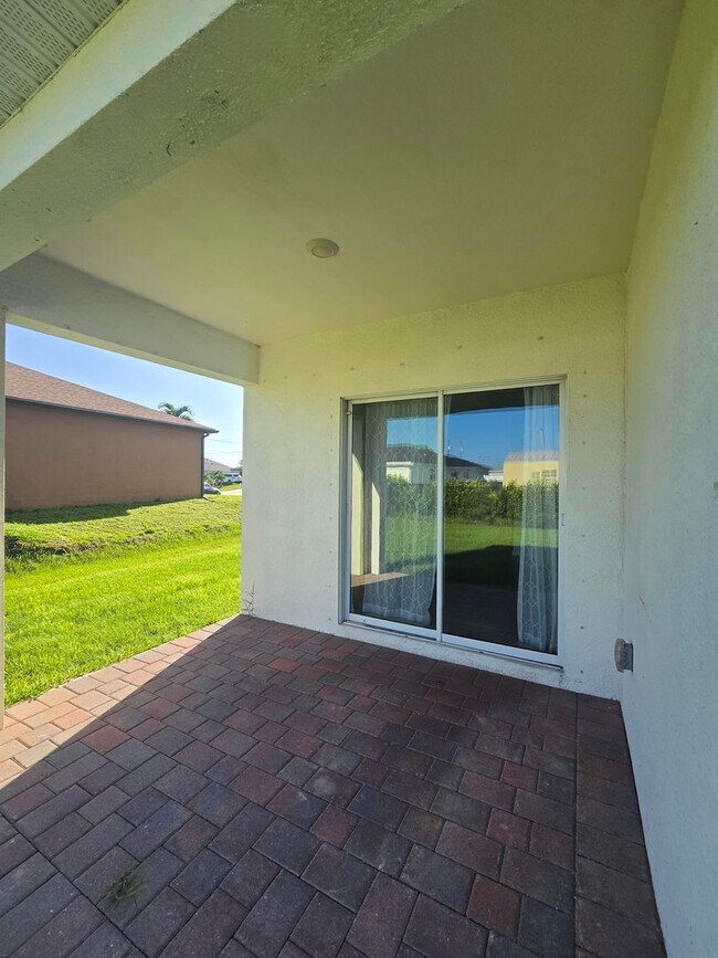 Building Photo - 334 SW 25th Ave