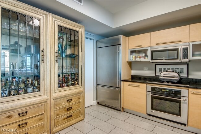 Building Photo - 3000 Oasis Grand Blvd