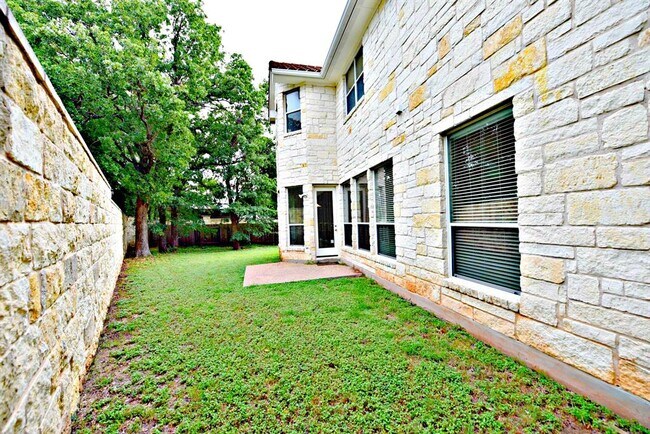 Building Photo - 15520 Interlachen Dr