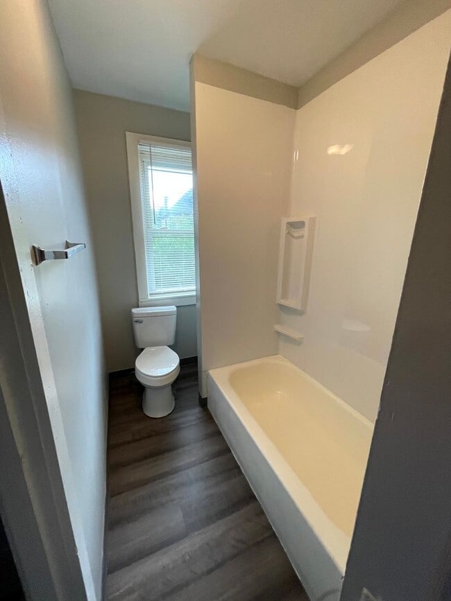 Building Photo - Lovely two bedroom, 1 bathroom Townhome on...