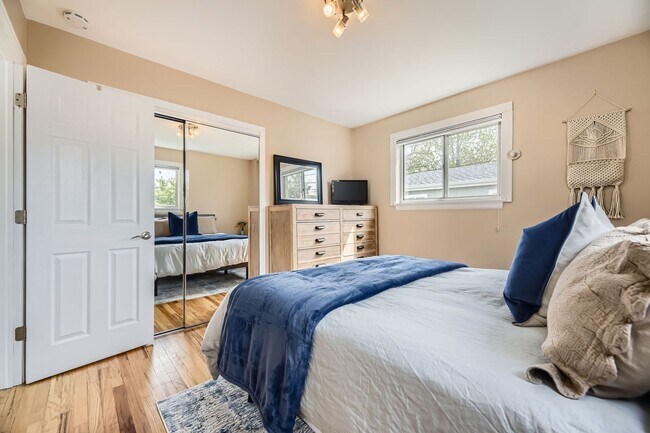 Building Photo - 2BD, 1BA Half-Duplex in Platt Park with Oversized 2-Car Garage