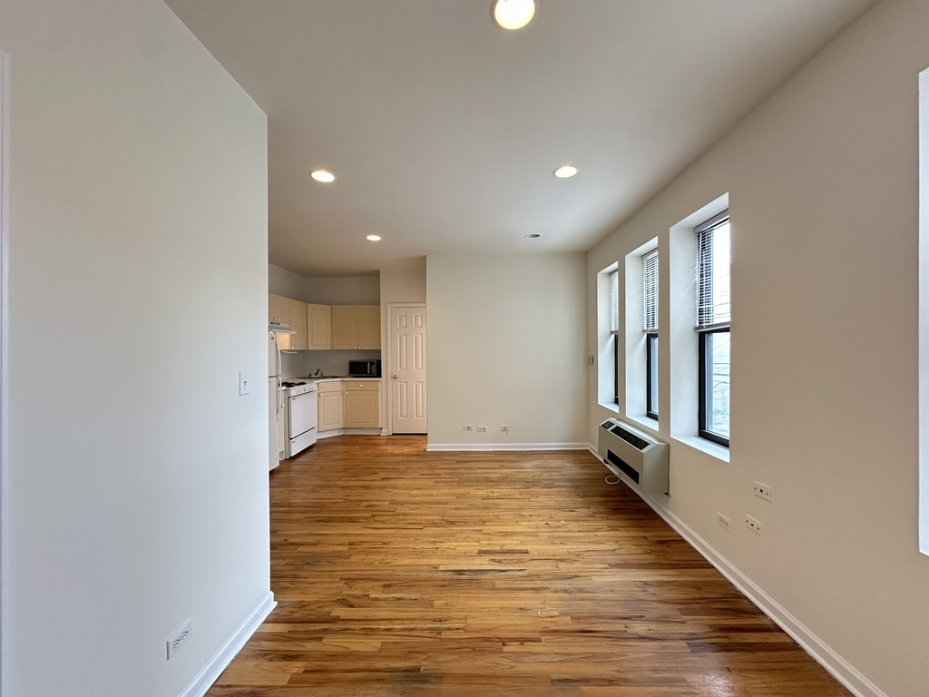 Building Photo - 909 W Dakin St