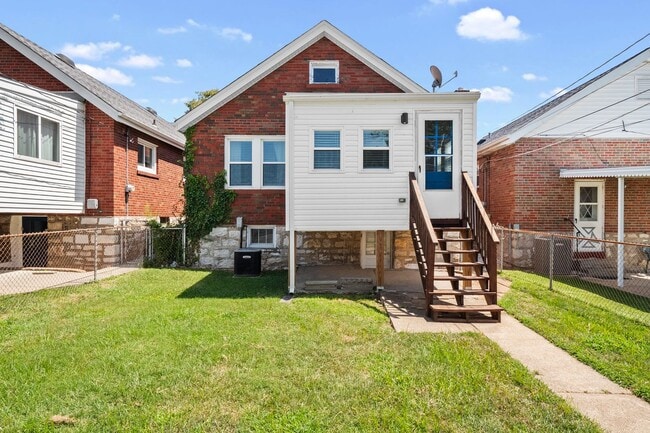 Building Photo - Flockin' Cute House