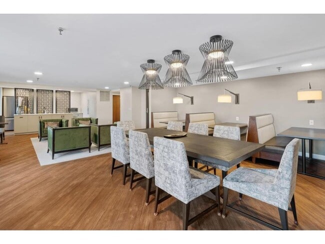 Building Photo - 433 S 7th St