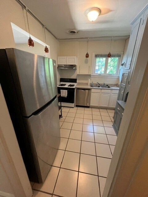 bright white kitchen - 3514 Mooney Ave