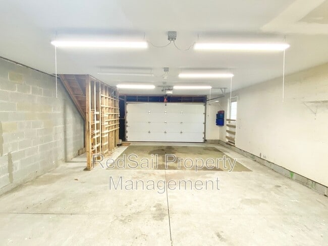 Building Photo - 102 Thunderbird Ln