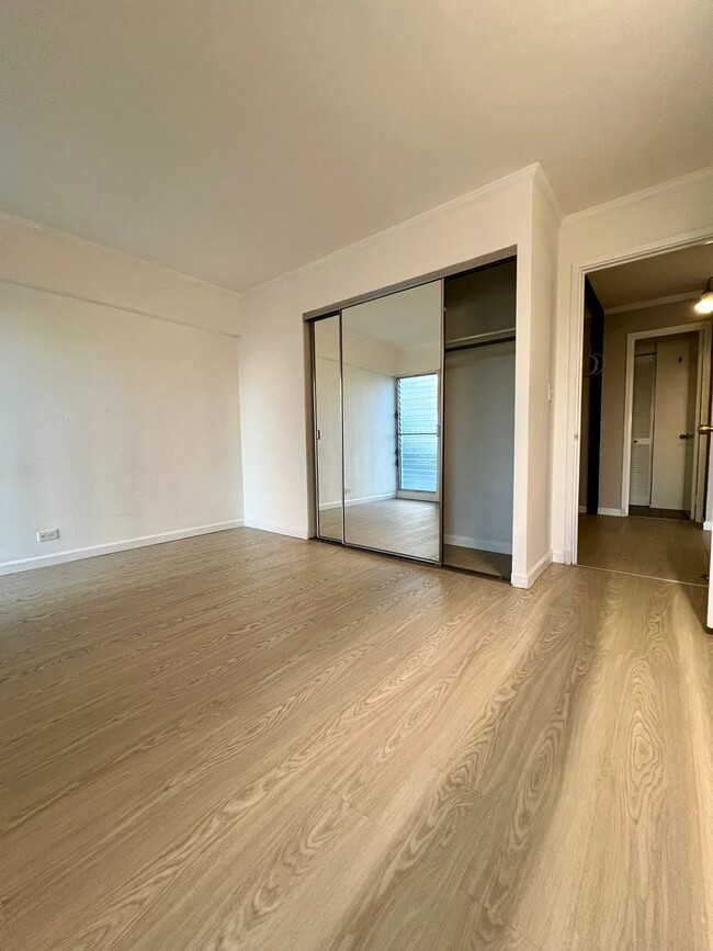 Building Photo - Spacious 1Bed 1Bath 1Parking Stall With La...