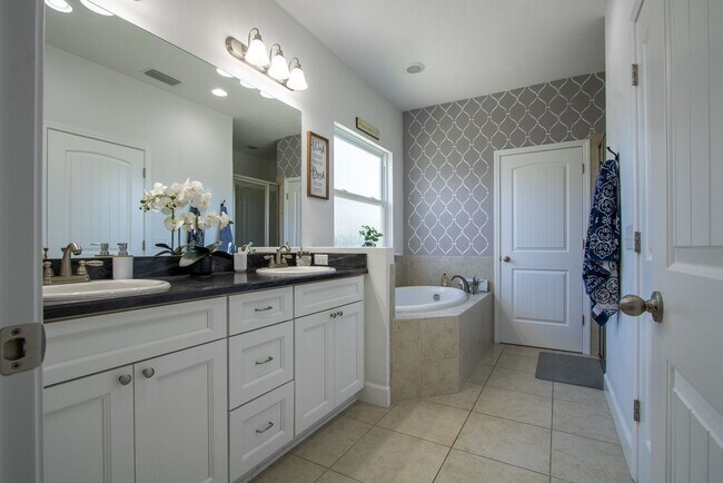 Building Photo - Spacious 3BR/2BA Home with Open Layout, Is...