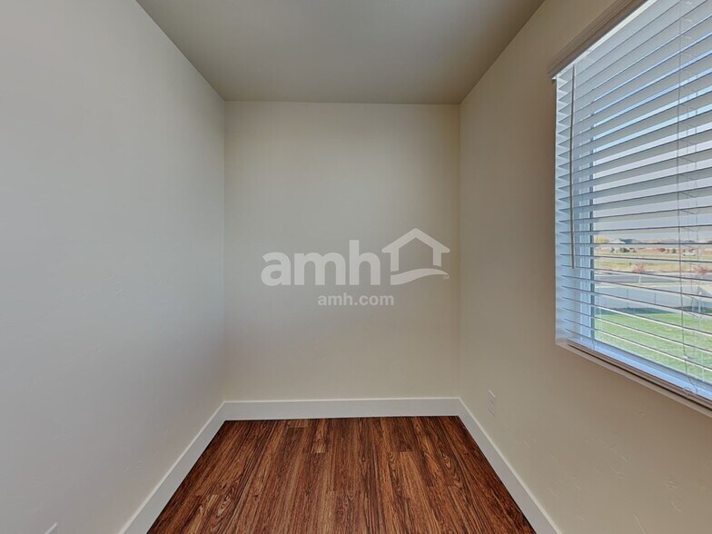 Building Photo - 901 N Barkvine Ave