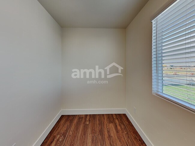 Building Photo - 901 N Barkvine Ave