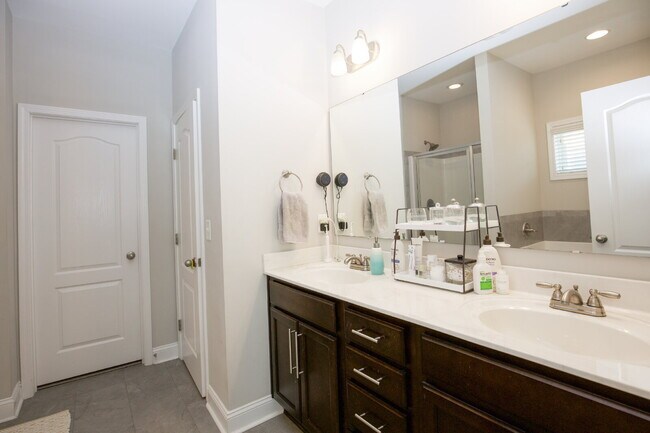 Building Photo - "Spacious 4-Bedroom Home with 2.5 Baths in...