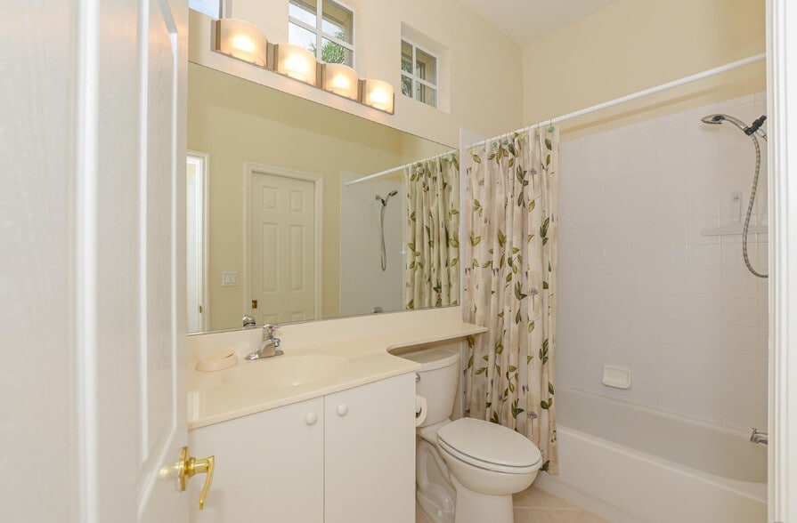 2nd Bathroom - 798 SW Munjack Cir