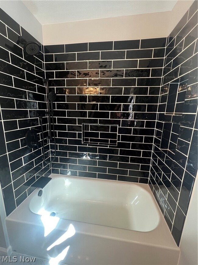 Building Photo - 1945 Chatam St