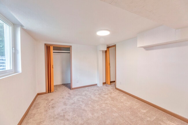 Building Photo - Duplex Fremont St