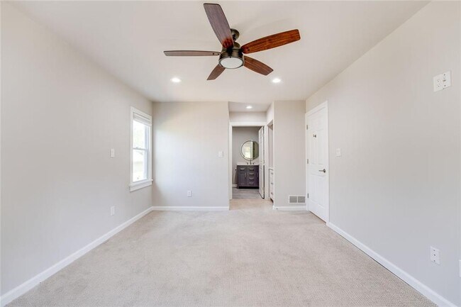 Building Photo - 35 Ashleigh Terrace NE