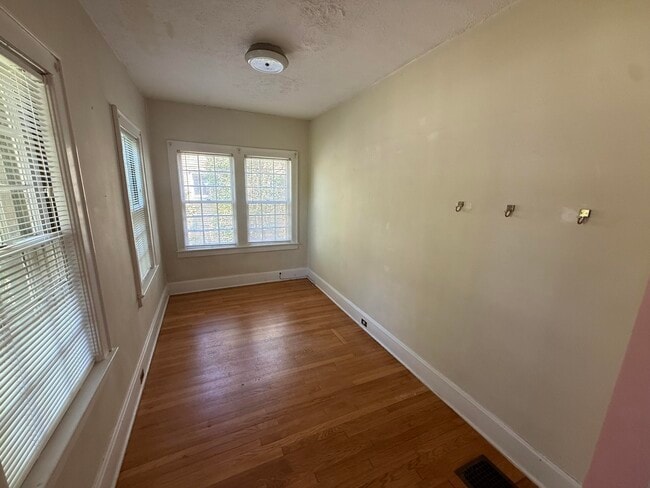 Building Photo - 608 Kastle Rd