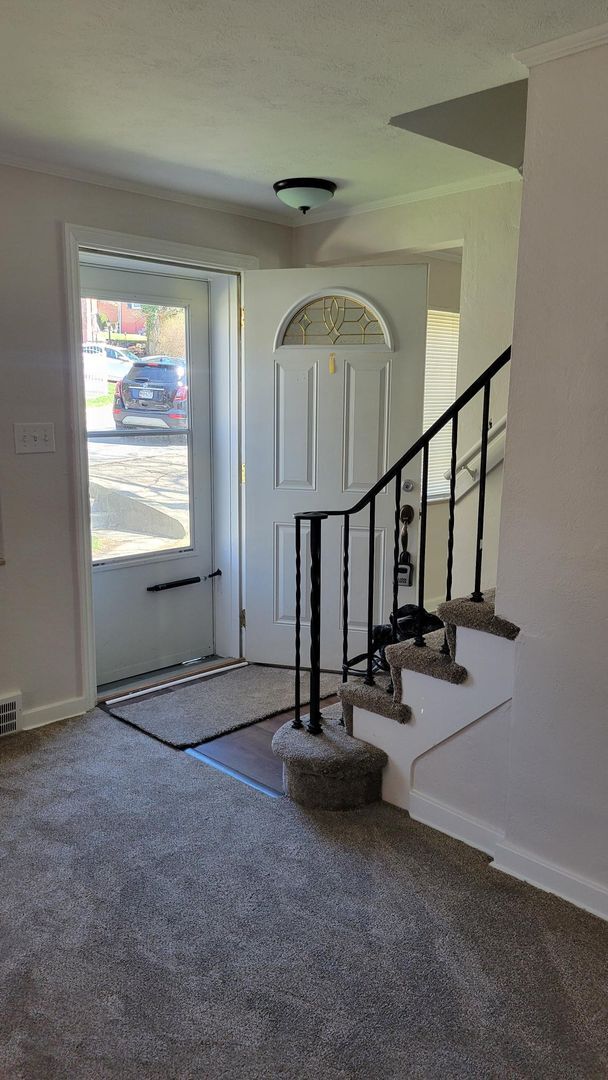 Building Photo - Spacious Three Bedroom Home