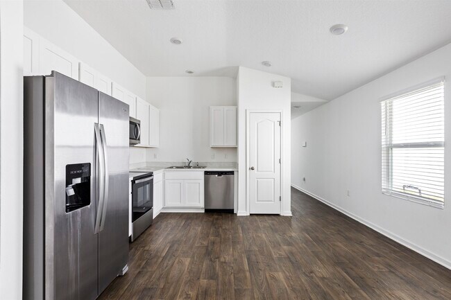 Building Photo - 112 Silver Birch St