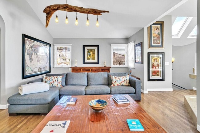 Building Photo - Gorgeous ocean view home at Windansea Beach!