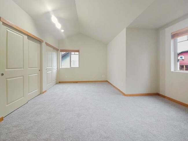 Building Photo - Freestanding Townhome - BRAND NEW CARPET