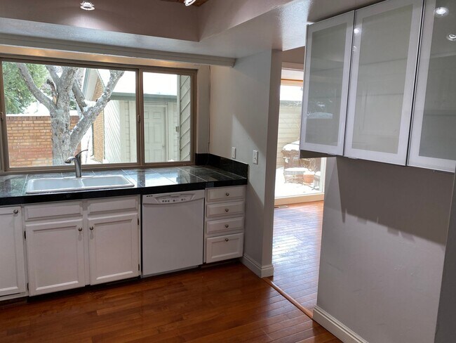 Building Photo - 4 Bed 3.5 Bath Wonderland Hill Townhouse