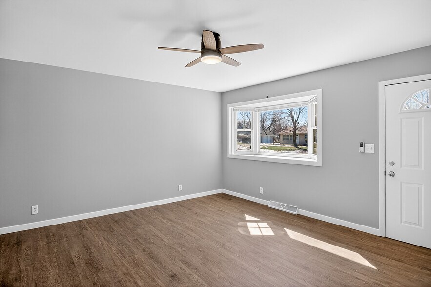 Building Photo - 7407 Saturn St