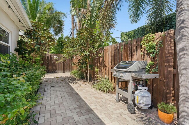 Building Photo - 2691 NE 18th St