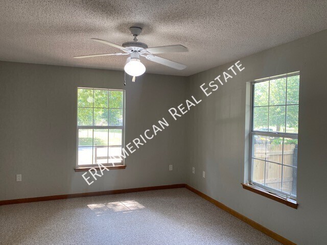 Building Photo - Move in Special!