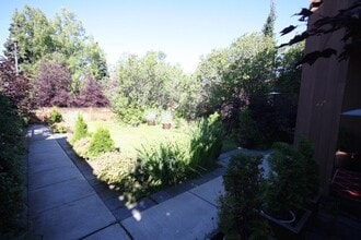 Building Photo - Gorgeous 2 Bedroom Downtown Top Floor Condo!