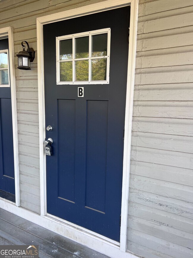 Building Photo - 405 N Park St